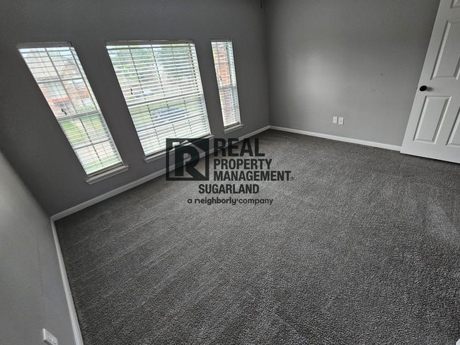 Building Photo - Executive Living in the Heart of Sugar Land