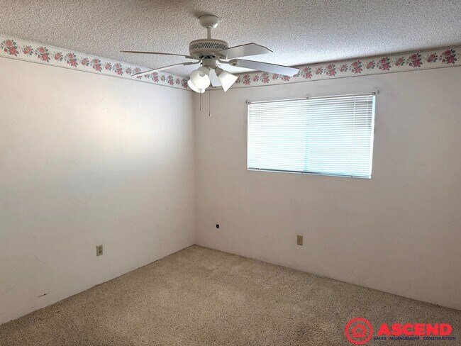 Building Photo - 5213 Lowen Ave
