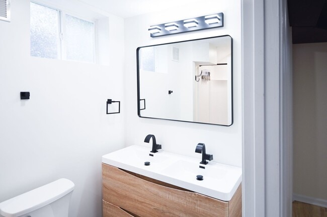 Building Photo - 5 Bedroom || 2 Bathroom - Single Family Ho...