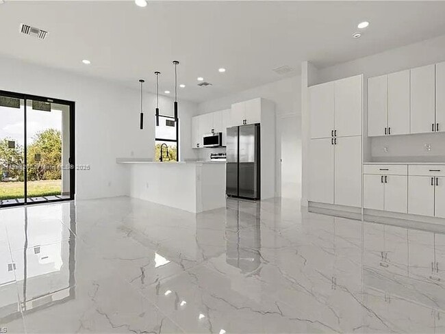 Building Photo - 853 Frederick Reid St E