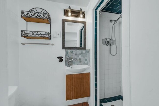 Building Photo - Charming home located in a highly convenient central Phoenix area