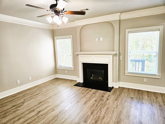 Building Photo - 5 Bedroom / 4 Bath Single Family Home