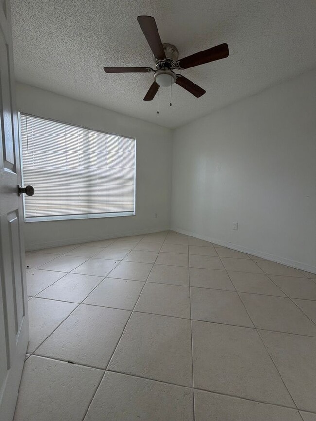 Building Photo - 13855 Glasser Ave