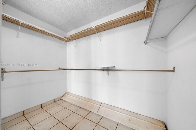 Building Photo - 1000 Parkview Dr