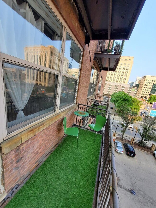 Balcony - 500 S Clinton St