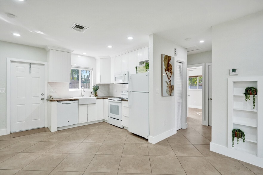 Building Photo - 3033 NE 20th Ter