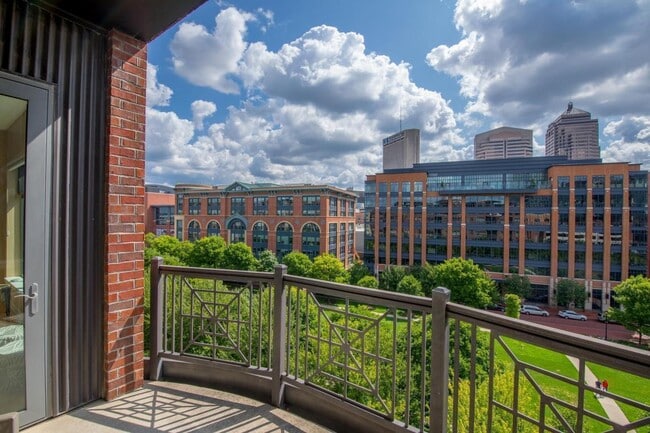 Building Photo - 250 Daniel Burnham Square
