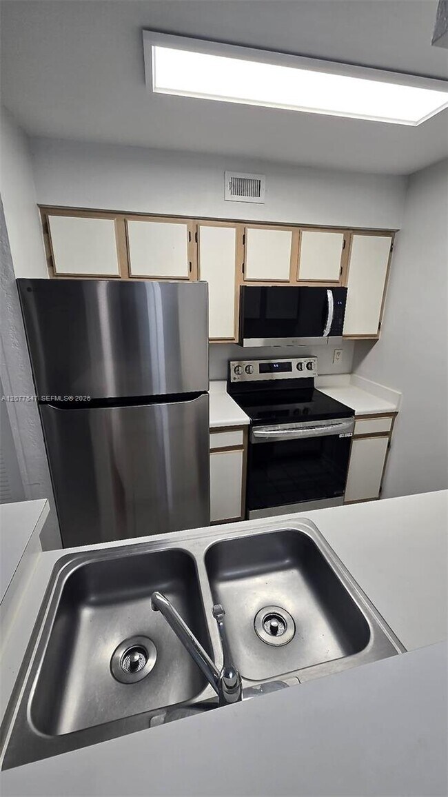 Building Photo - 2881 N Oakland Forest Dr