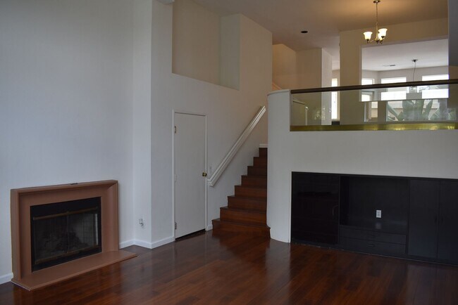 Building Photo - 2 Bed/ 2.5 Bath- Dual Master Townhome in U...
