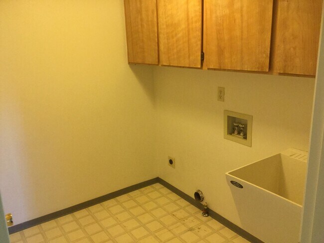 Building Photo - Quiet Eastside 3 Bdrm House, 2 Bath, All appliances in Kitchen, Attached Garage, Fenced Yard