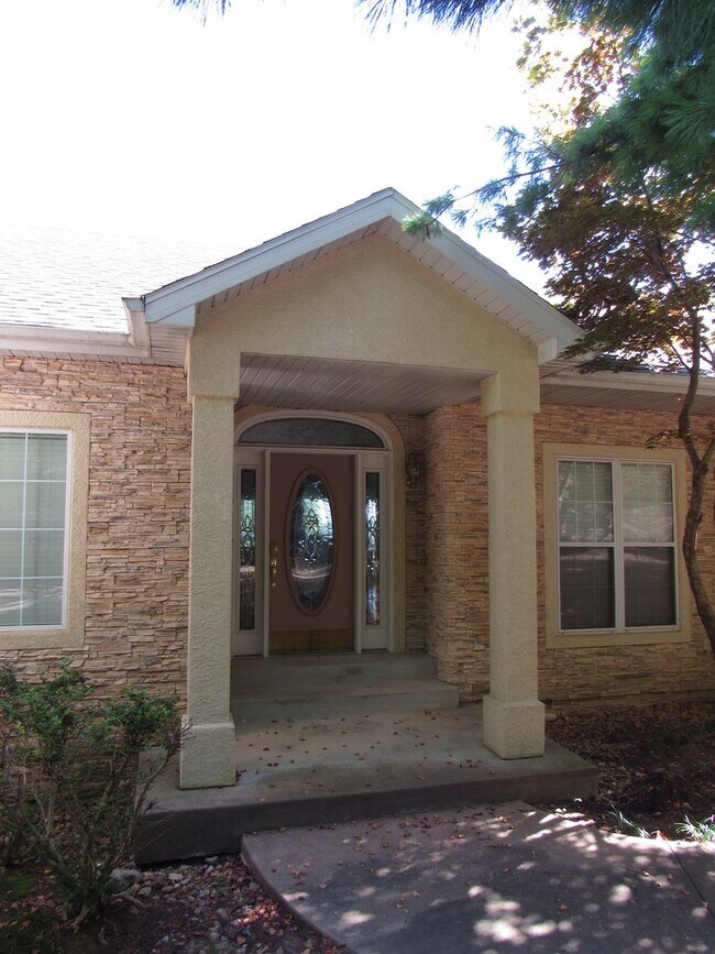 Building Photo - Osage Beach house for rent