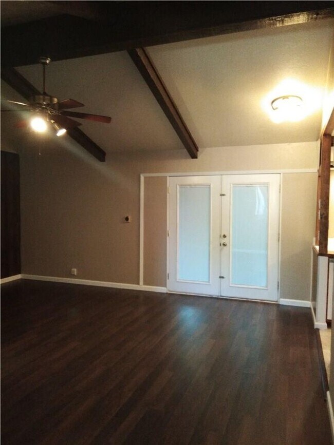 Building Photo - Cozy 3 Bed / 2 Bath Single-Family Home for...