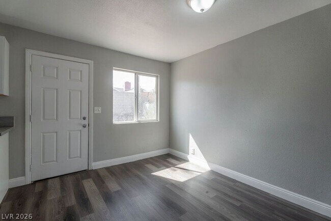 Building Photo - 1501 N Tonopah Dr