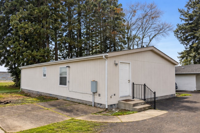 Building Photo - *Summer Special* $400 Off First Month's Rent. Country Living in Junction City