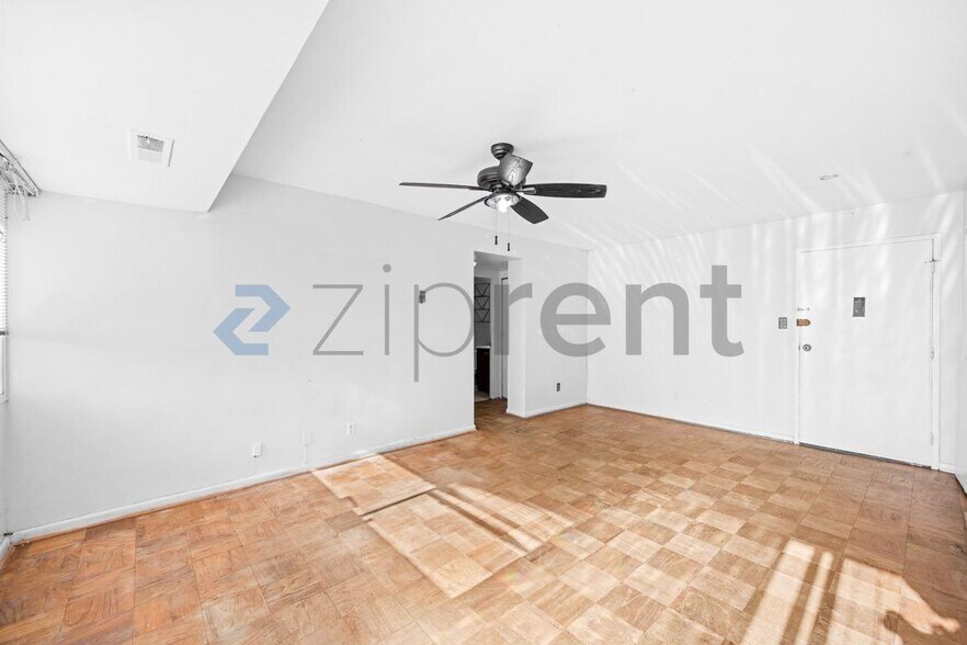 Building Photo - 5851 Quantrell Ave