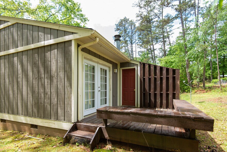 Building Photo - 303 Chesswood Dr