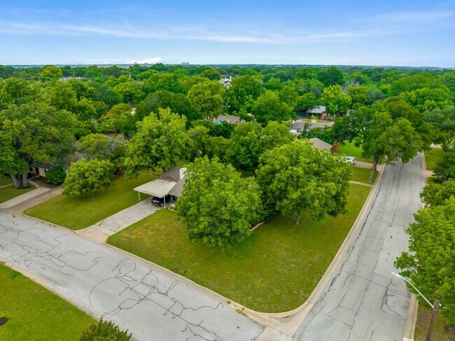 Building Photo - 3500 Corto Ave