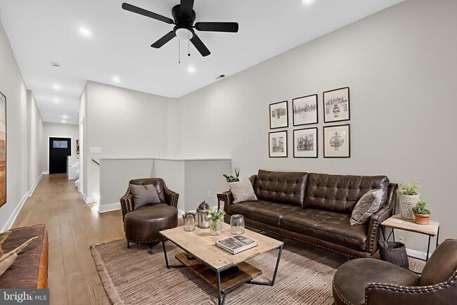 Primary Photo - 3236 Mercer St