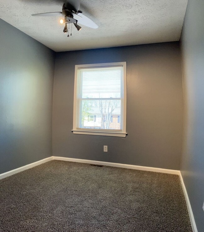 Building Photo - COMING SOON: Attractive Townhouse! 4 BR, 2...