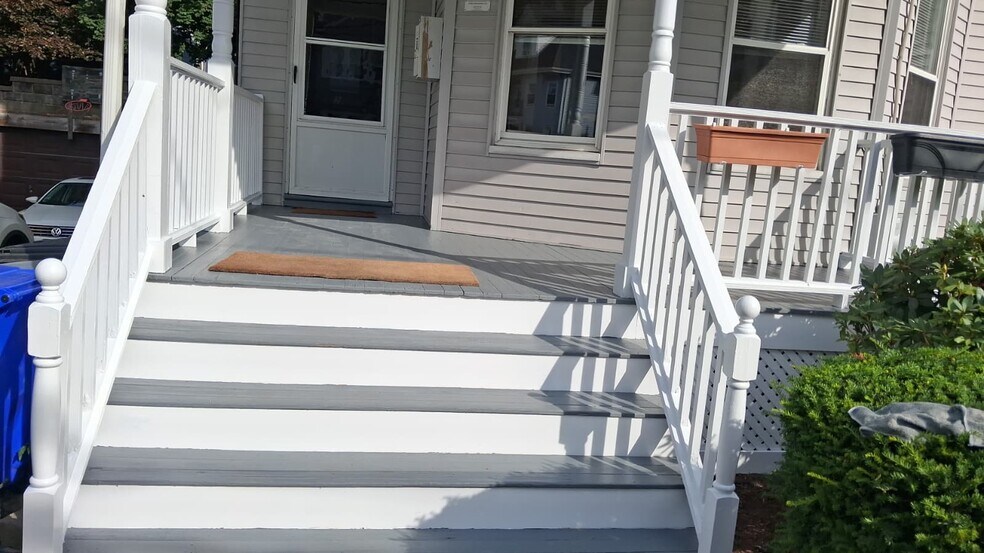 Building Photo - 144 Brooks St