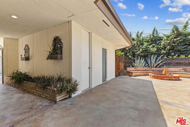 Building Photo - 10421 Beckford Ave