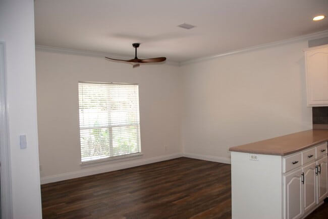 Building Photo - Luxury 3 bedroom 3.5 bath home in GATED community with BOAT SLIP!