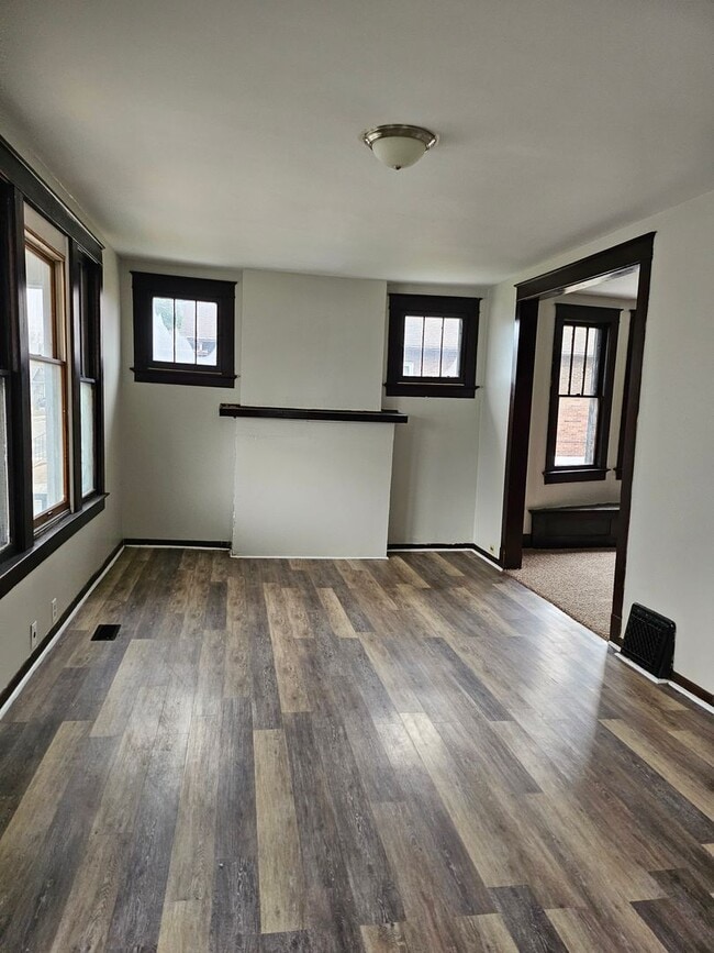 Building Photo - Remodeled 2 Bed house Available Now