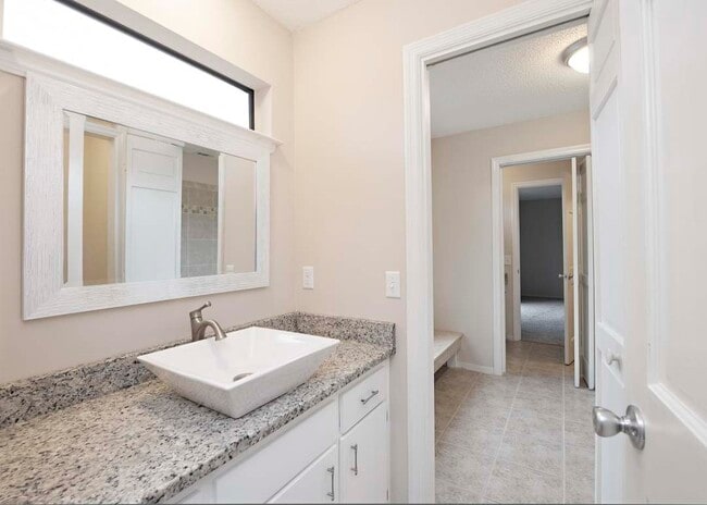 Primary Photo - 946 Holbrook Cir
