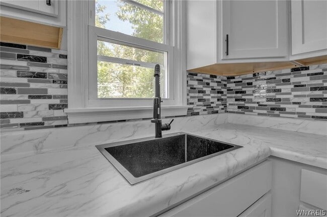 Building Photo - 42 Layton Ave