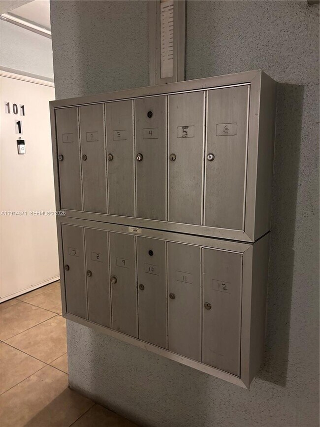 Building Photo - 260 S Cypress Rd