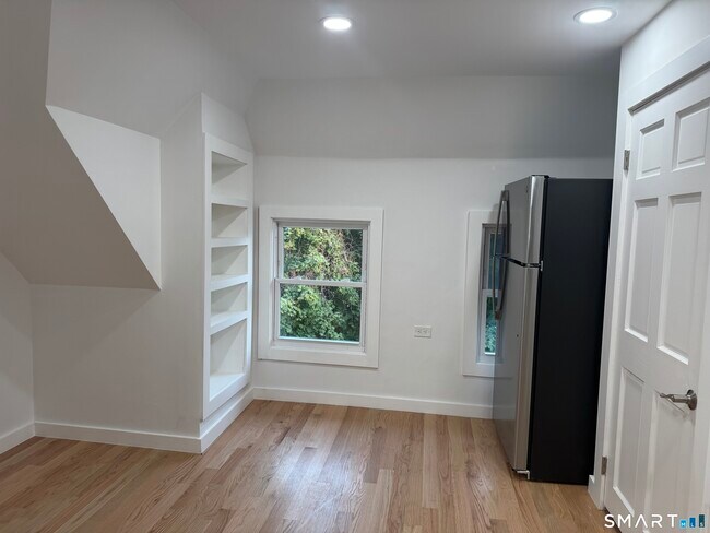 Building Photo - 263 Hawley Ave