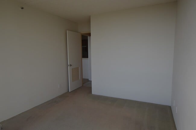 Building Photo - Pearl Regency Condo - 1 bedroom, 1 bath, 1 parking Avail 11/1/2021
