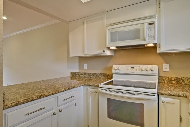 Building Photo - Popular Woodside Commons at Its Finest.