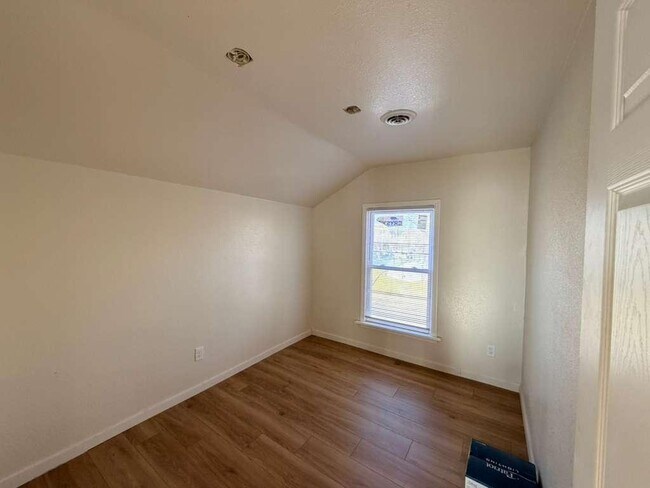 Building Photo - 653A W Bruce St - ?? EKO Homes | 2Bed, 1bath