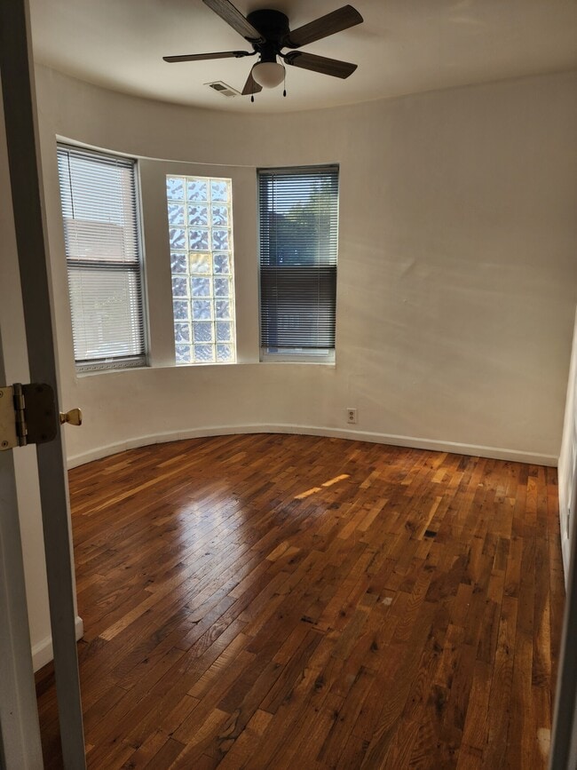 Building Photo - 1549 N Maplewood Ave