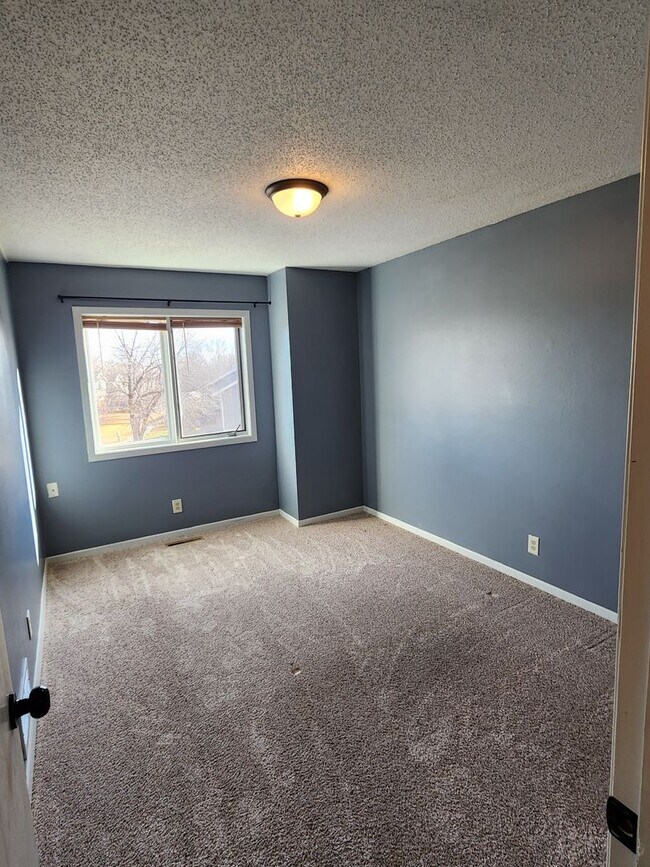 Building Photo - ~Applications Pending~ 3 Bedroom, 3 Bath Home for rent Close to the Hospital