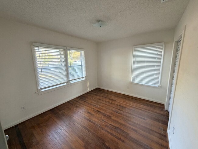 Building Photo - 831 Floral Dr