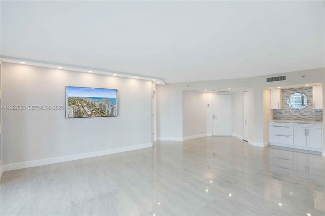 Building Photo - 3500 Mystic Pointe Dr