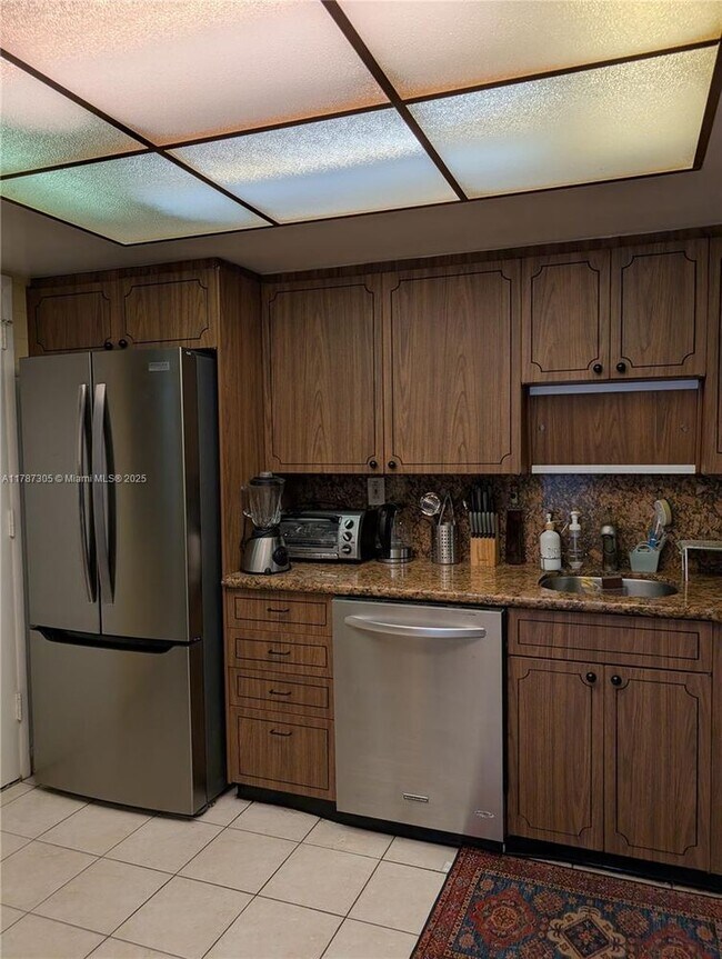 Building Photo - 1501 NE Miami Gardens Dr