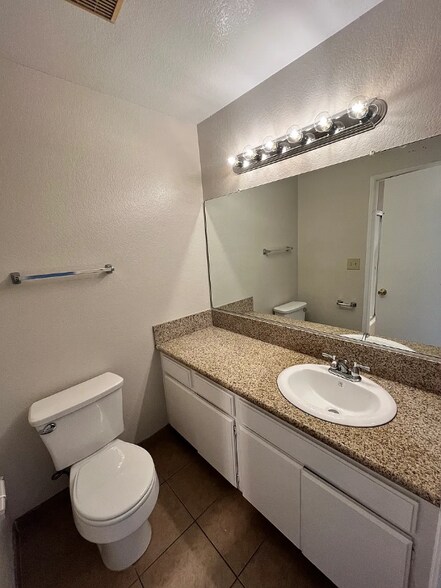Building Photo - 636 E Verdugo Ave