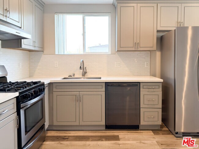 Building Photo - 5651 Willowcrest Ave