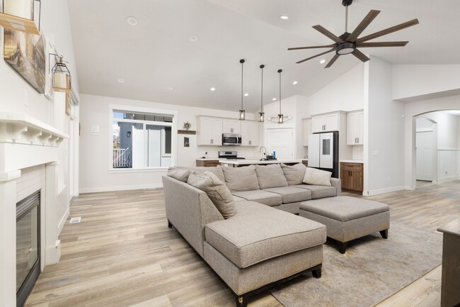 Building Photo - **Charming Home in Provo, UT 84401 – Avail...