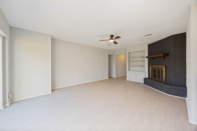 Building Photo - 2302 Green Knoll Dr