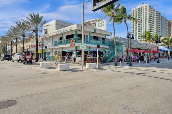 Building Photo - 720 Bayshore Dr