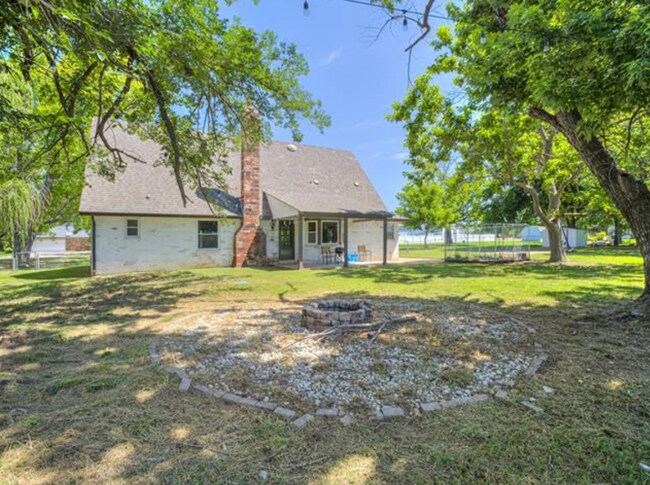 Building Photo - Beautiful 4 bedroom home. Country space, modern updates.