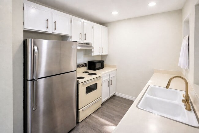 Building Photo - 1 Bedroom Bonita Condo Furnished/Unfurnished With Upgrades