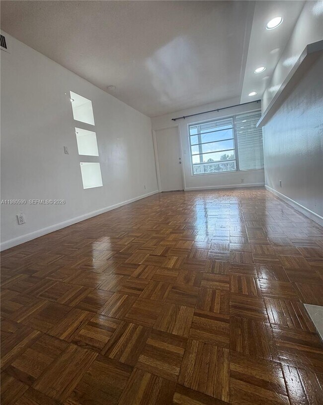 Building Photo - 16701 NE 14th Ave