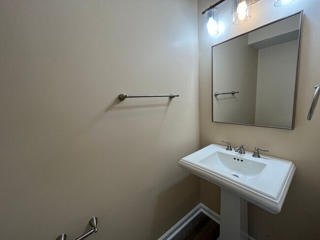 Building Photo - 3 Bedroom, 2 Bathroom Home in Kings Charter