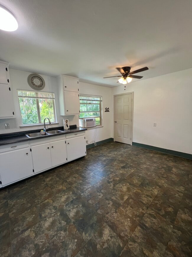 Building Photo - 7119 Pleasants Valley Rd