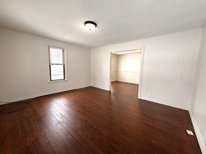 Building Photo - 988 N Maple St